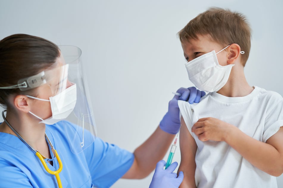 Inzwischen können auch Kinder ab 12 Jahren geimpft werden. Experten hoffen, dass jetzt nach den Ferien im Osten die Impfquote steigt. (Symbolbild)