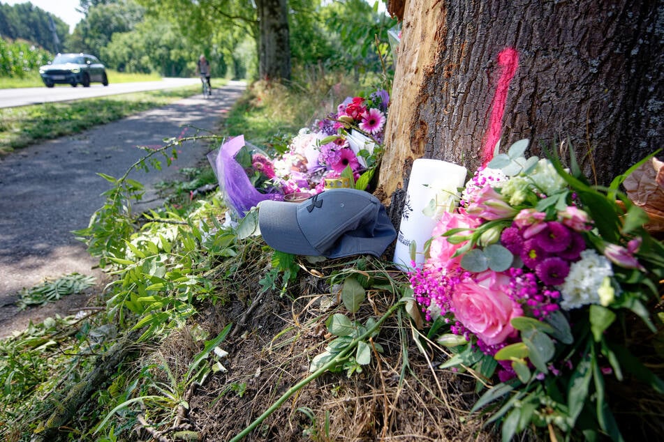 An der Unfallstelle wurden nach dem Crash in Monheim Blumen, Kerzen und persönliche Gegenstände abgelegt.
