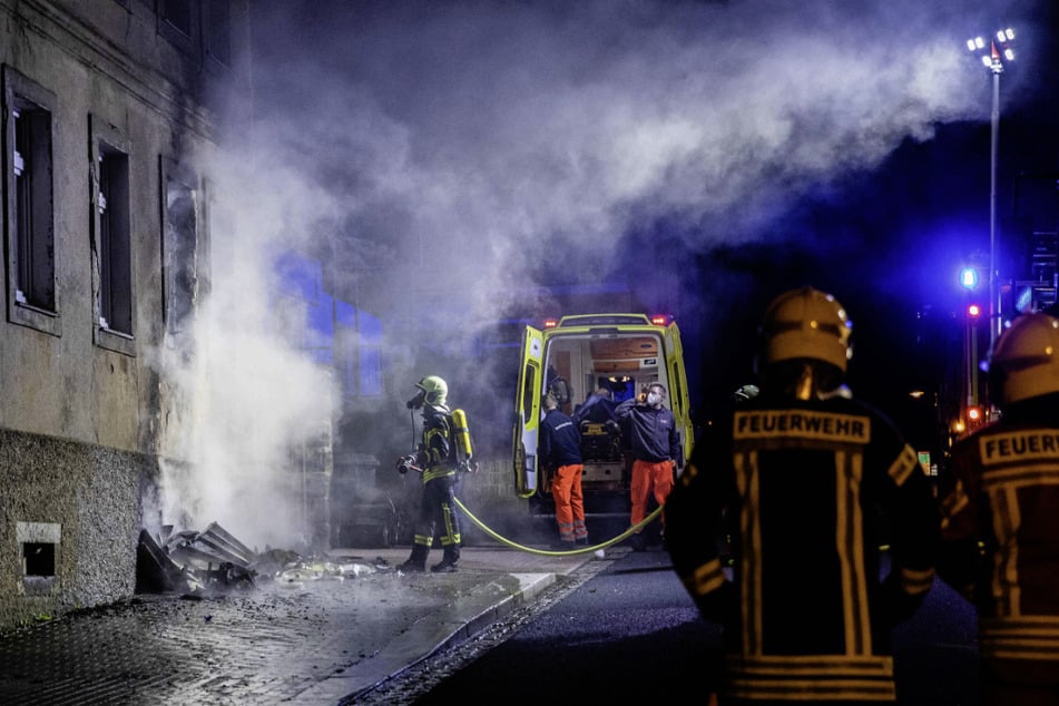 Dresden: Sperrmüllbrand weitet sich aus: Haus vorerst unbewohnbar