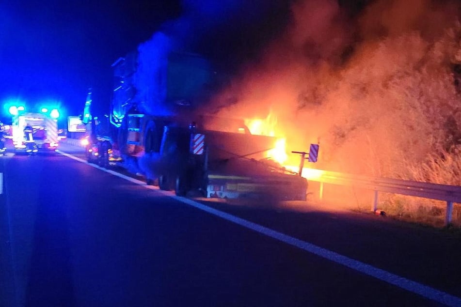 Auf der A38 bei Nordhausen brannte in der Nacht ein Lkw.