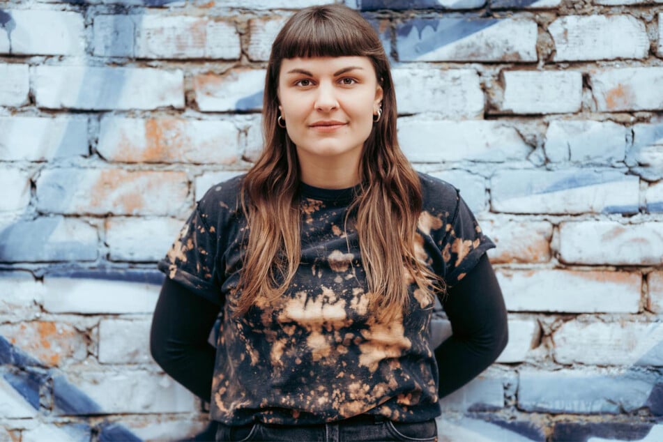 Susanne Siegert arbeitet hauptberuflich im Marketing. In ihrer Freizeit recherchiert sie und bereitet die Videos auf.