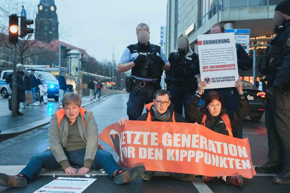 Anstatt ihrer geplanten Aktion am Elbepark, blockierten dieselben Aktivisten am Abend die Waisenhausstraße in der Inneren Altstadt.