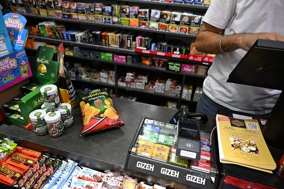 Mitarbeiter des Ordnungsamts kontrollierten einen Kiosk in Köln und entdeckten dabei Hunderte illegaler Vapes und Snus in einem versteckten Fach im Tresen. (Symbolfoto)
