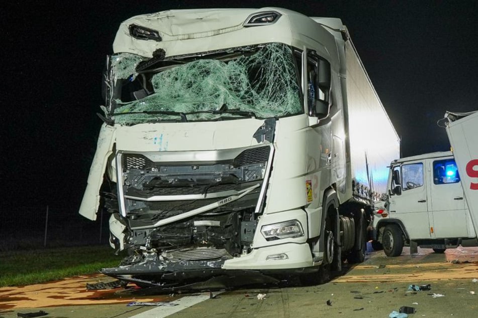 Unfall A2: Lkw kracht in Baustelle - Chaos durch blockierte Rettungsgasse