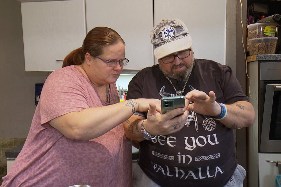 Tanja und Willy brauchen nach der Überschwemmung auf dem Campingplatz dringend neue Möbel.