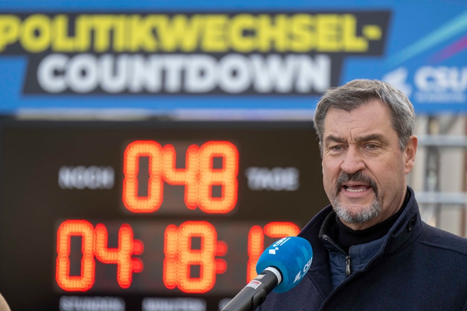 CSU-Chef Markus Söder (58) steht vor einer Uhr, die die Zeit bis zur Wahl anzeigt.