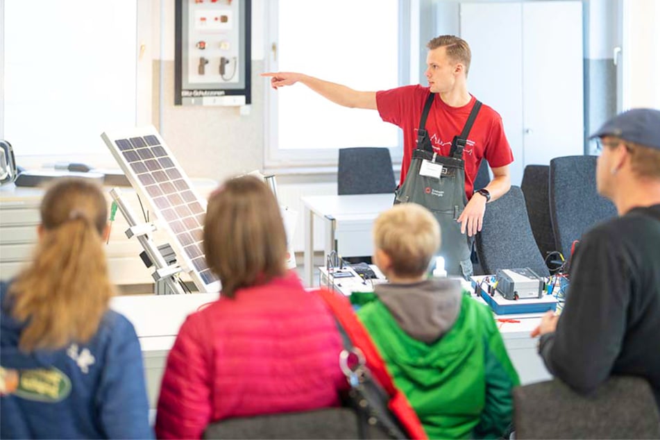 Spannende Ausbildungsberufe und duale Studiengänge werden Azubis und Studierenden vorgestellt.