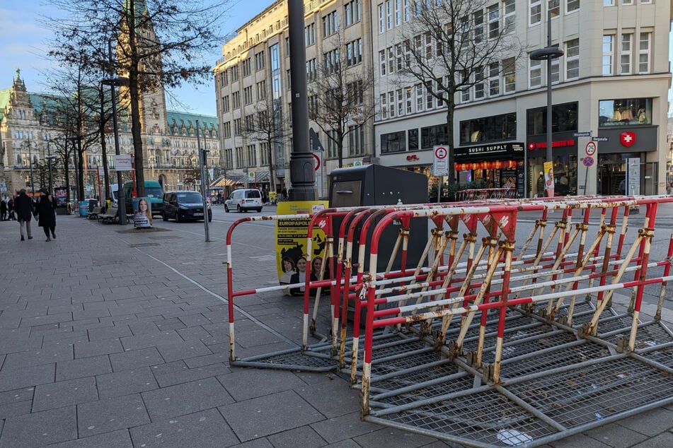 An mehreren Stellen um das Rathaus stehen Absperrgitter bereit.