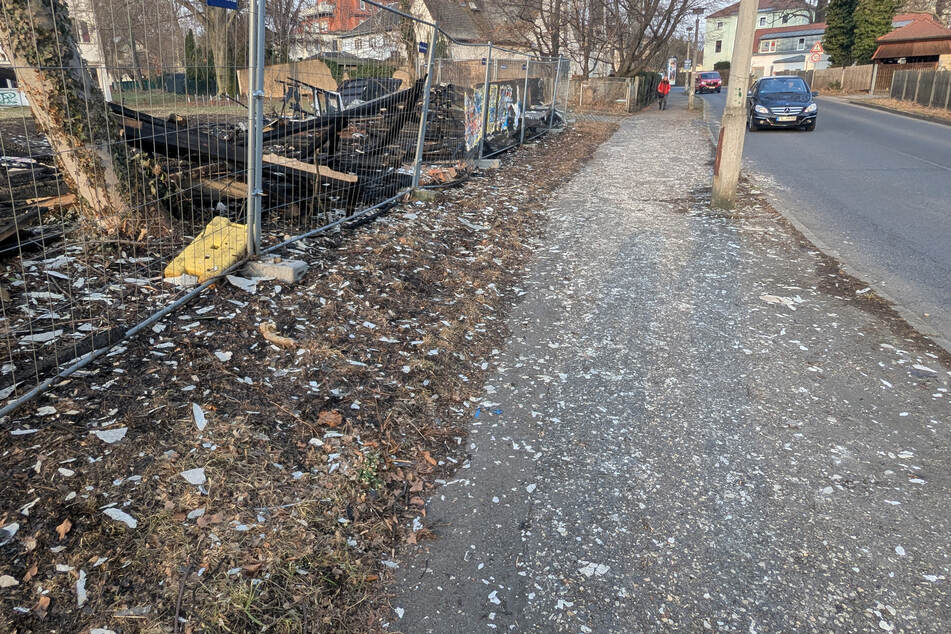 Bruchstücke lagen auch auf dem Gehweg. Zerbrechen sie, gelangen krebserregende Fasern in die Luft.