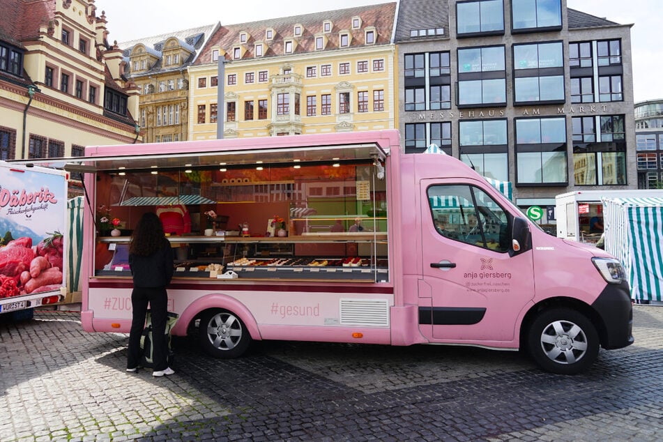 Nicht zu übersehen: Anjas Foodtruck ist bonbonrosa und kommt gut an auf dem Leipziger Wochenmarkt.