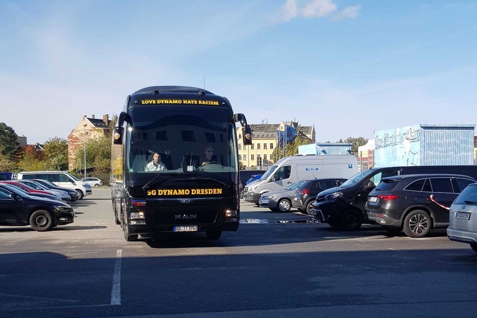 Anderthalb Stunden vor dem Anpfiff kommen die Dynamos in Chemnitz an.