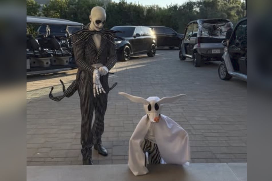 Travis Barker, verkleidet als "Kürbiskönig" Jack Skellington und eines seiner Kids, als Jacks Hund "Zero".