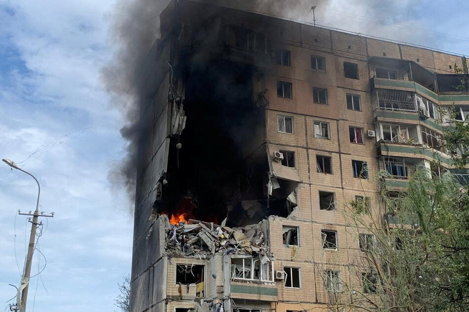 A Russian attack on Ukrainian cities hit an apartment building in Kryvyi Rih, home to Ukrainian President Volodymyr Zelensky, on Monday.