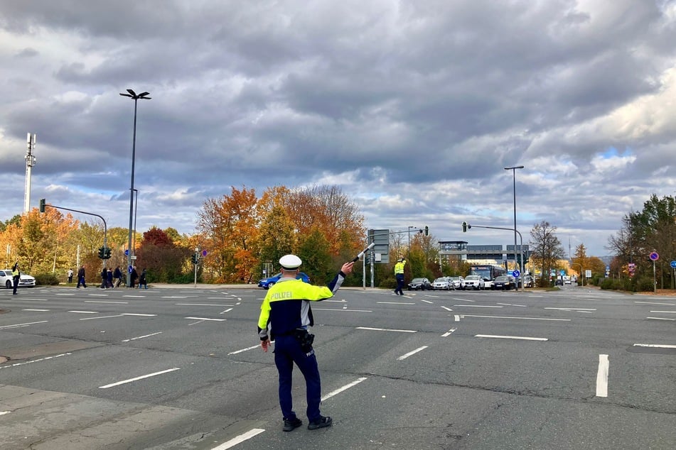 Die Polizei regelte den Verkehr per Hand.