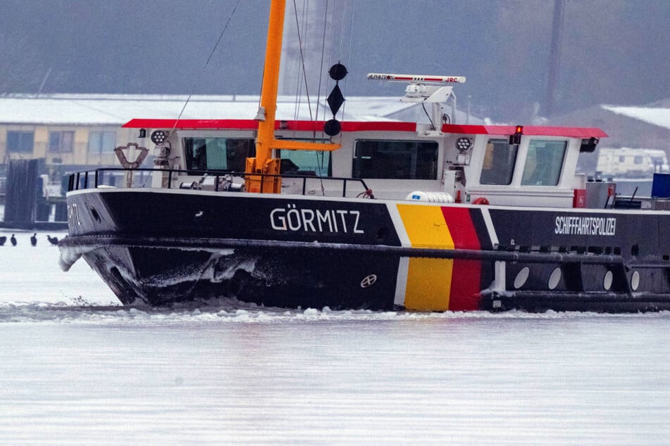 Der Eisbrecher "Görmitz" ist der Fähre vorausgefahren, um den Weg freizumachen.