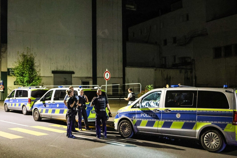 Auch in der Nacht ermittelten Polizeibeamte auf dem Gelände eines ehemaligen Brauereigebäudes in Iserlohn.