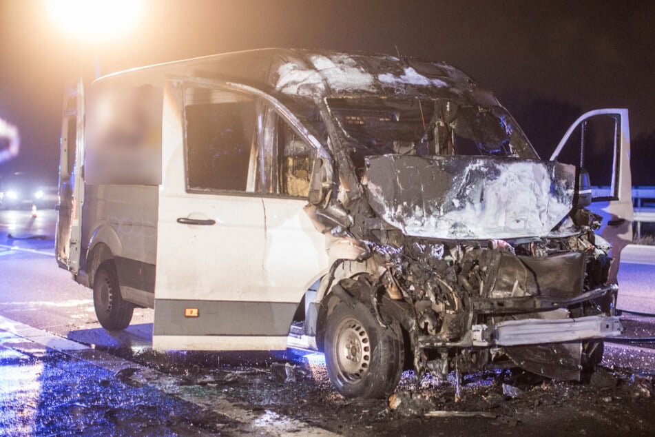 Unfall A1: Pakettransporter kracht in Lastwagen und fängt Feuer: Fahrer hat großes Glück