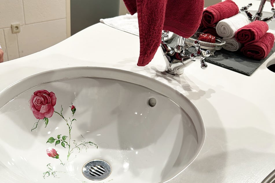 Die Rosen im Waschbecken sind ein schönes Detail im Szenenbild - doch leider sind sie im Fernsehen nie zu sehen