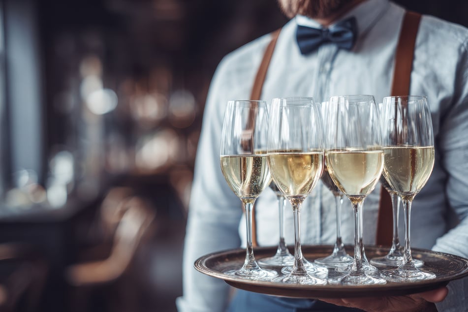 Neben Schampus von Moët werden sächsische Weine serviert. (Symbolfoto)