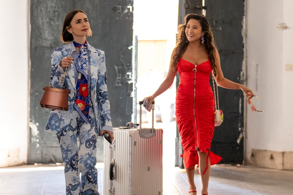 Die fünfte Staffel spielt nicht mehr in Paris, sondern in Rom. Emily Cooper (links) muss sich in "Emily in Paris" mal wieder zwischen Männern entscheiden.