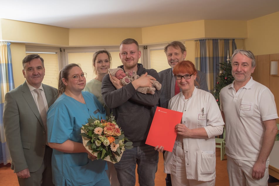 Landrat Thomas Balcerowski (CDU, 53, l.) und das Team des Harzklinikums beglückwünschten den frisch gebackenen Vater Niclas Schacht mit seinem Sohn Henry im Arm.