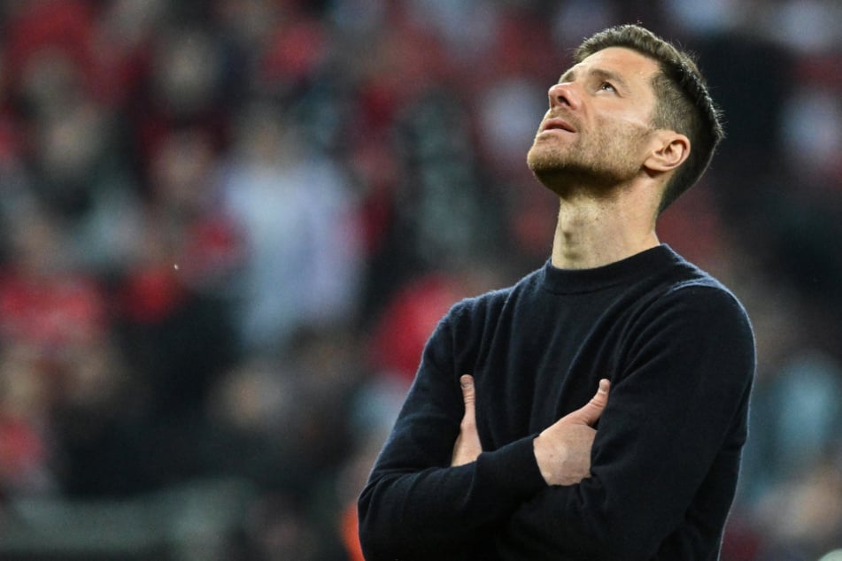 Xabi Alonso ist seit Oktober 2022 an der Seitenlinie der Werkself und soll das auch bis mindestens zum 30. Juni 2026 bleiben.