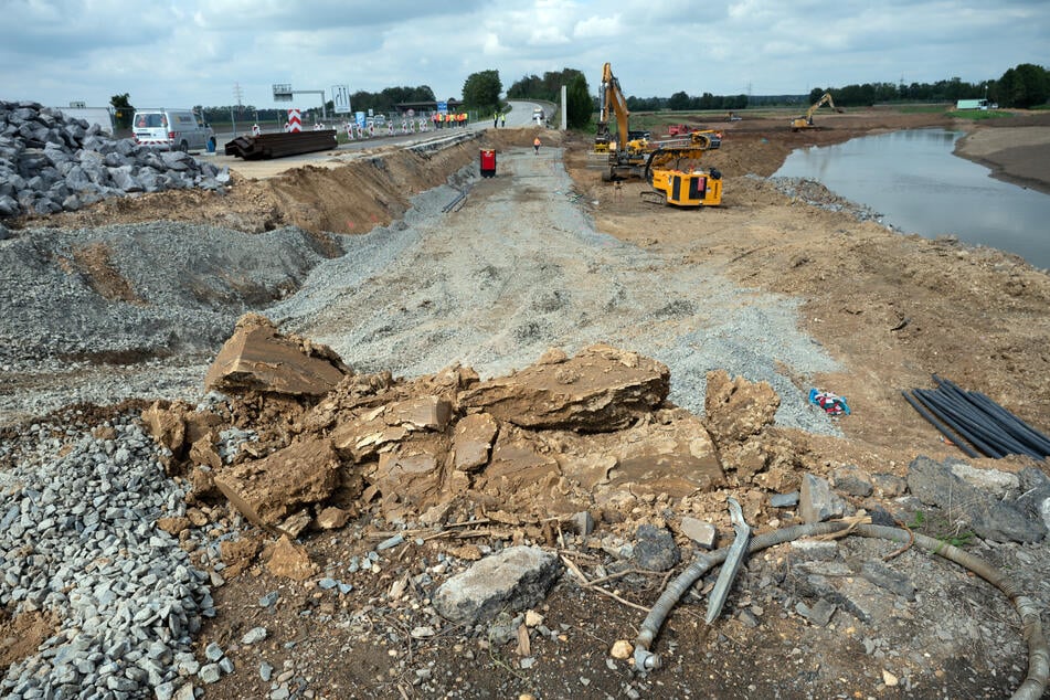 Über Wochen arbeiteten Baumaschinen an der Autobahn A1 bei Erftstadt, um die weggespülte Fahrbahn wieder aufzubauen.