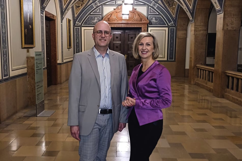 Beate Frech-Döring (r.) wurde erst im vorigen Jahr dauerhaft zur Amtsleiterin des Kassen- und Steueramtes bestellt (hier gemeinsam mit Michael Walter, Leiter im Amt für Informationsverarbeitung).