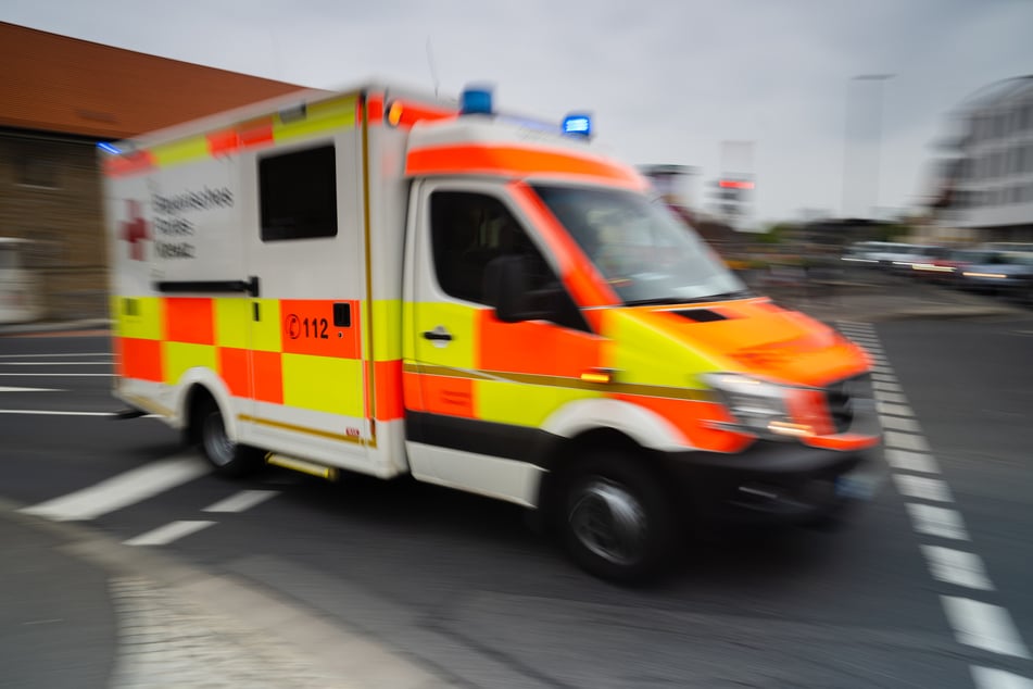 Ein Rettungswagen brachte den verletzten Maler ins Krankenhaus. (Symbolfoto)