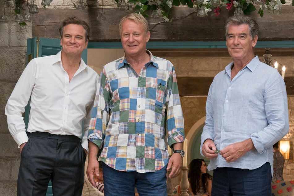 Wer ist der Vater von Sophie: Harry (Colin Firth, 64, l.), Bill (Stellan Skarsgård, 74, m.) oder Sam (Pierce Brosnan, 72)?