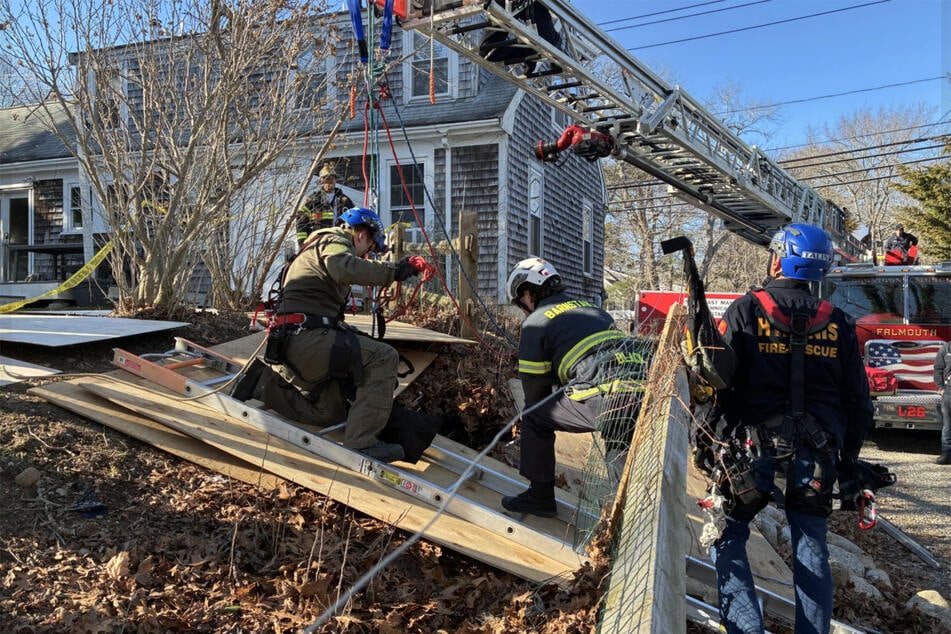 Mehrere Einsatzkräfte waren vor Ort, um die Labrador-Hündin Tessie (11) aus einer fast vier Meter tiefen Grube zu befreien.