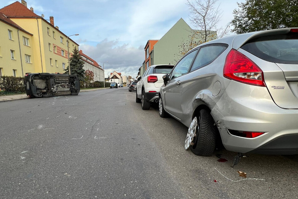 Dabei wurden neben dem Unfallwagen auch parkende Autos beschädigt.