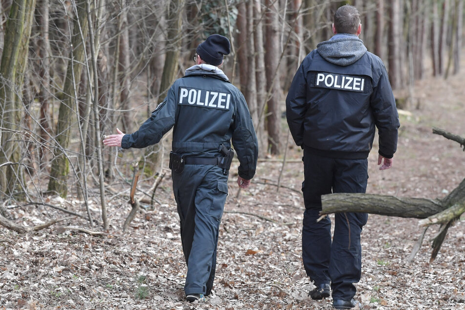 Polizisten durchstreifen ein Waldstück in Storkow (Oder-Spree) auf der Suche nach der vermissten Rebecca Reusch. (Archivbild)
