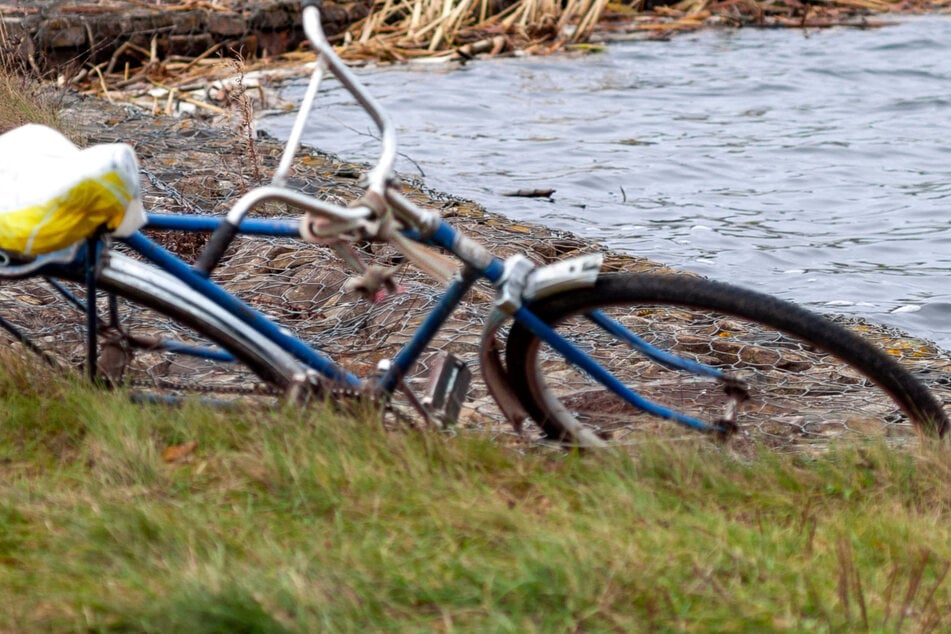 Männer stoßen Rentnerin in Teich und hauen mit ihrem Fahrrad ab