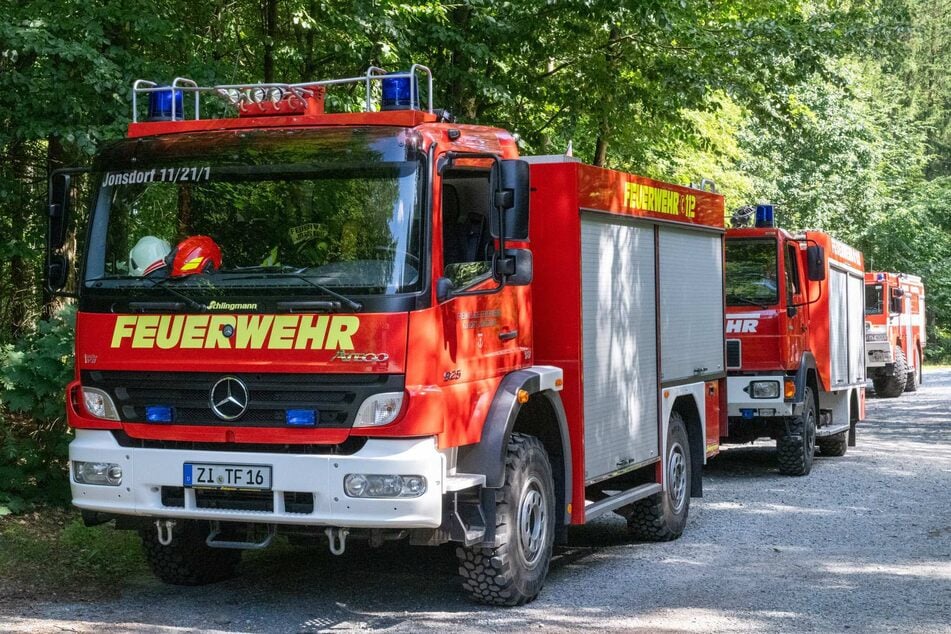 Rund 60 Einsatzkräfte kämpfen derzeit rund um den Pferdeberg nahe Oybin gegen die Flammen.