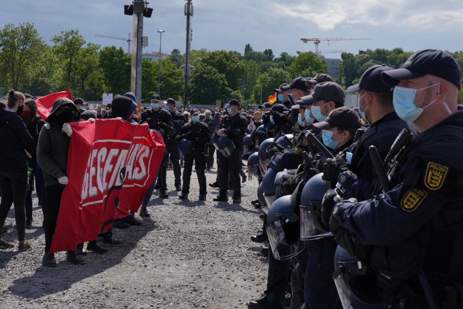 Demonstranten stehen den Polizisten gegenüber.