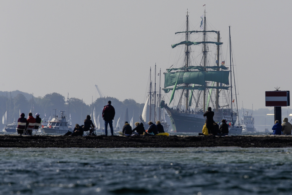 Die Windjammer-Parade der Kieler Woche lockt immer zahlreiche Zuschauer an.