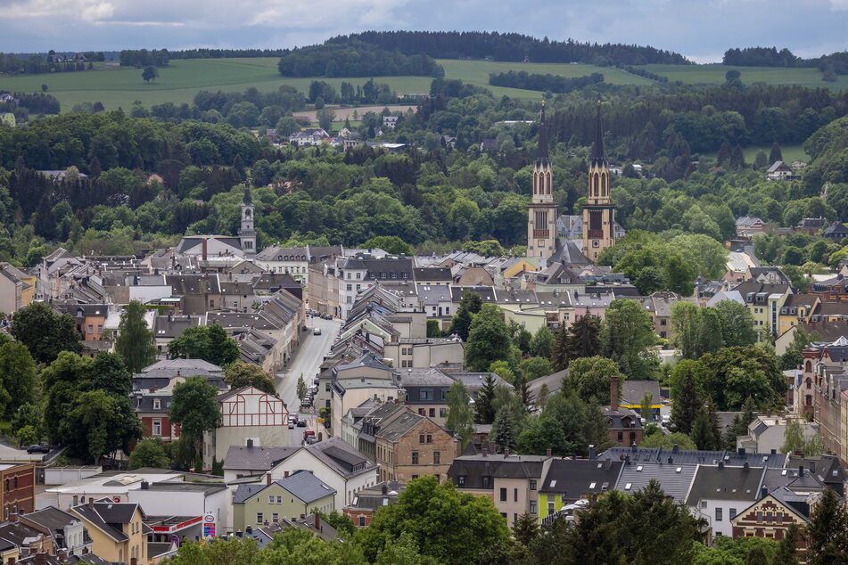 Blick auf Oelsnitz im Vogtland: Die Stadt schließt für fast einen Monat alle Kultureinrichtungen.