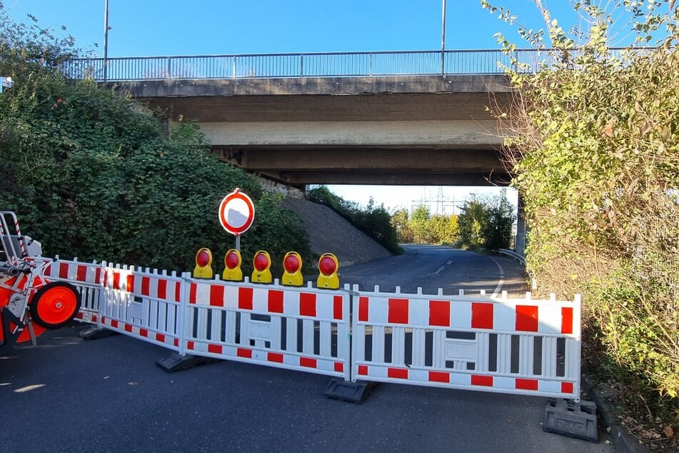 Seit Montagnachmittag ist diese S-Bahn-Brücke bei Langenfeld gesperrt. Auch die darunter verlaufende Landstraße ist betroffen.