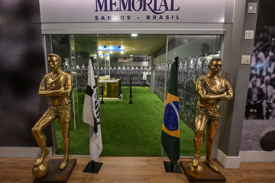 Zwei goldene Statuen, die brasilianische Flagge und die Fahne "seines" Santos FC begrüßen die Besucher am Eingang zum Gedenkraum.