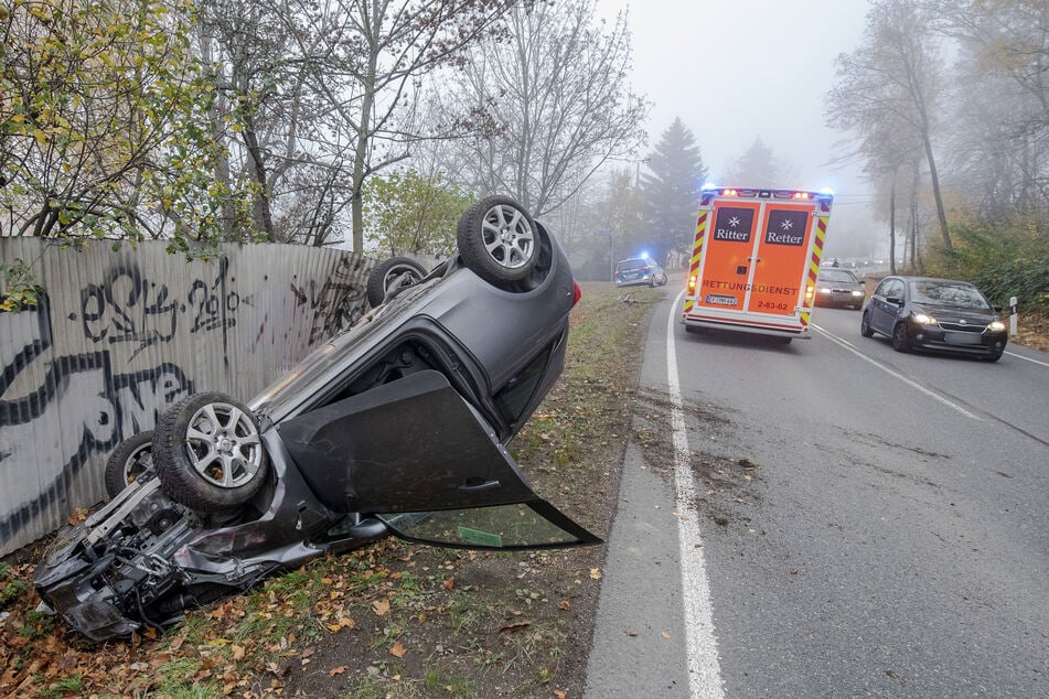 Schwerer Unfall nahe der A4 in Erfurt: Ein Opel-Fahrer kam in einer Kurve von der Straße ab und überschlug sich mit seinem Fahrzeug.