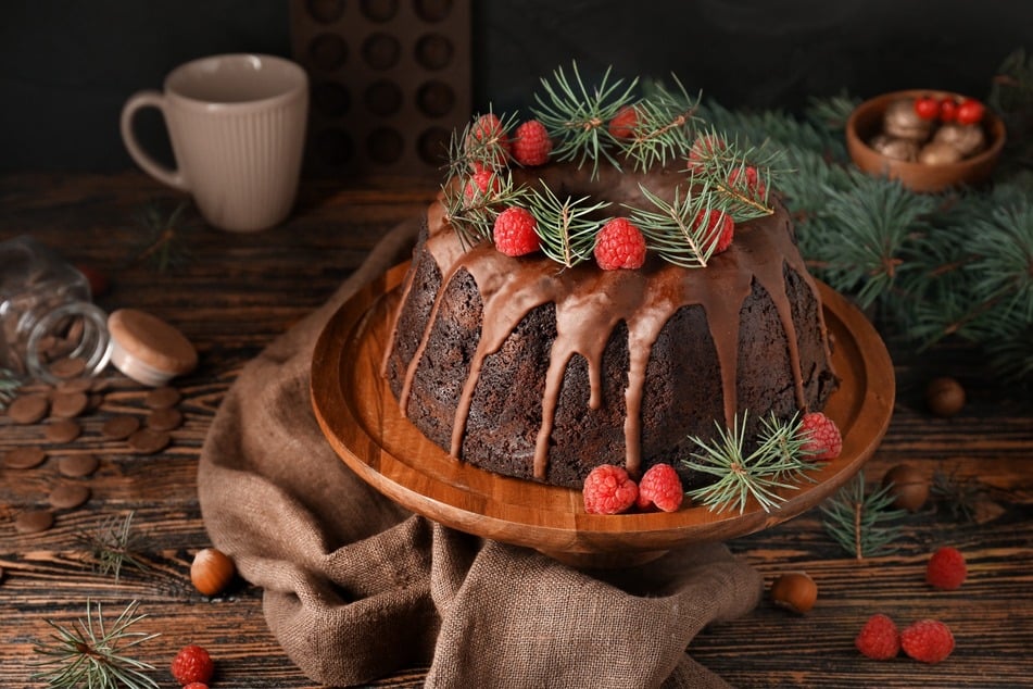 Der Rotweinkuchen schmeckt ebenfalls sehr gut, wenn er mit Schokolade und Himbeeren oder Johannisbeeren verziert wird.