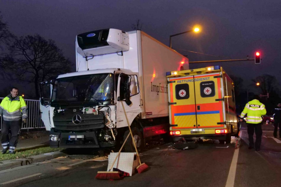 In Dresden sind am Dienstag ein Laster und ein Krankenwgen zusammengestoßen, es gab mehrere Verletzte.