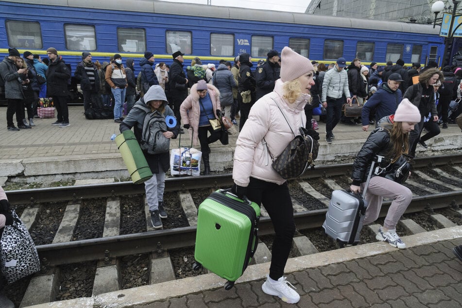 Menschen versuchen, am Bahnhof in Lwiw in einen der Züge zu gelangen, um die Ukraine in die Nachbarländer zu verlassen.