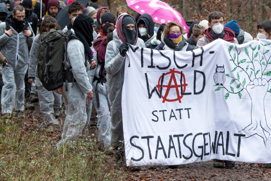 Das Foto vom Sonntag zeigt protestierende Aktivisten im Dannenröder Forst.