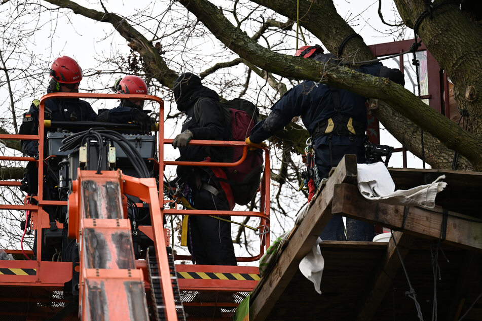 Am Sonntag holten Polizeikräfte die letzten Aktivisten aus Baumhäusern und von Bäumen.