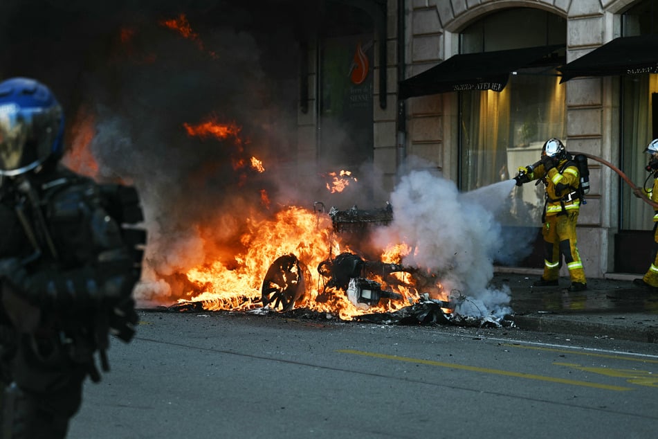 Ein Tesla ging lichterloh in Flammen auf.