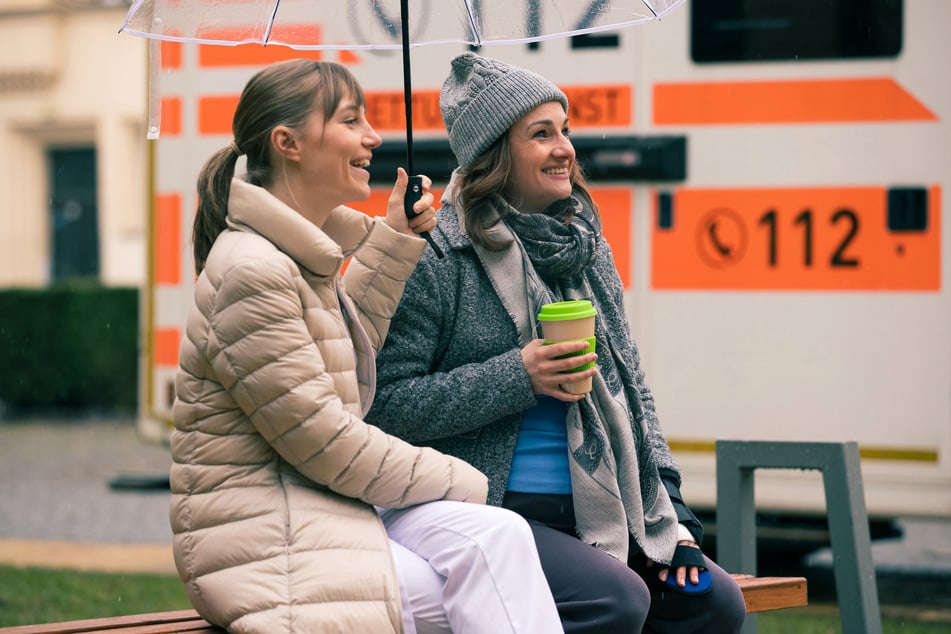 Unterdessen freunden sich Lisa Schrith (l.) und Patientin Hilda Renner an.