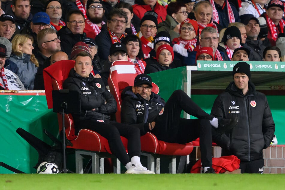 Pele Wollitz (60, 2.v.l.) nahm die Osnabrück-Pleite nüchtern zur Kenntnis. (Archivfoto)