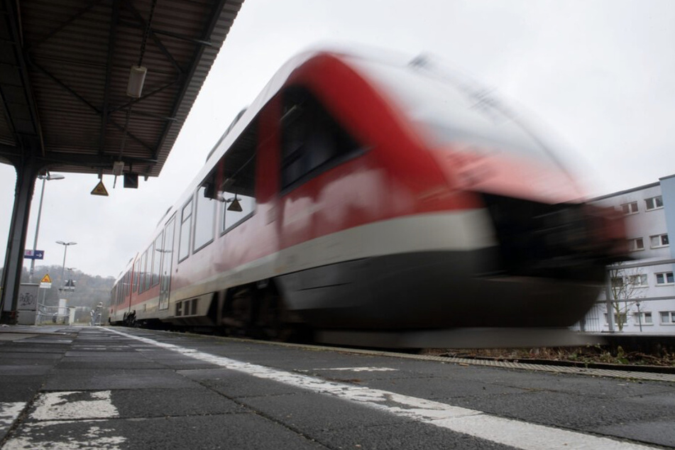 Auch Zugbegleiter der nachfolgenden Verbindungen wurden über den Fall informiert. (Symbolbild)